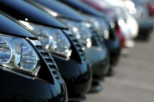 Jak prawidłowo udokumentować transakcję nabycia samochodu w innym kraju UE
