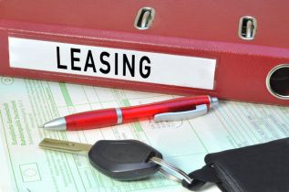 Jakie są konsekwencje w VAT i podatku dochodowym oddania prywatnego auta firmie leasingowej jako wkład
