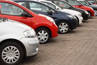 Jak rozliczyć wewnątrzwspólnotowe nabycie samochodów przeznaczanych do remontu i następnie sprzedaży poza UE