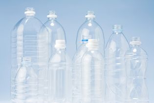 Kwestia stawki VAT na wodę butelkowaną – odpowiedź MF na interpelację poselską
