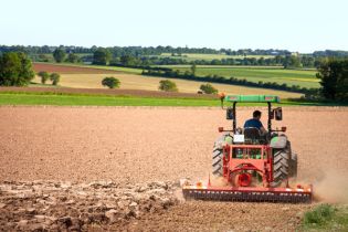 Zakup maszyny rolniczej z przeznaczeniem do działalności mieszanej a odliczenie VAT
